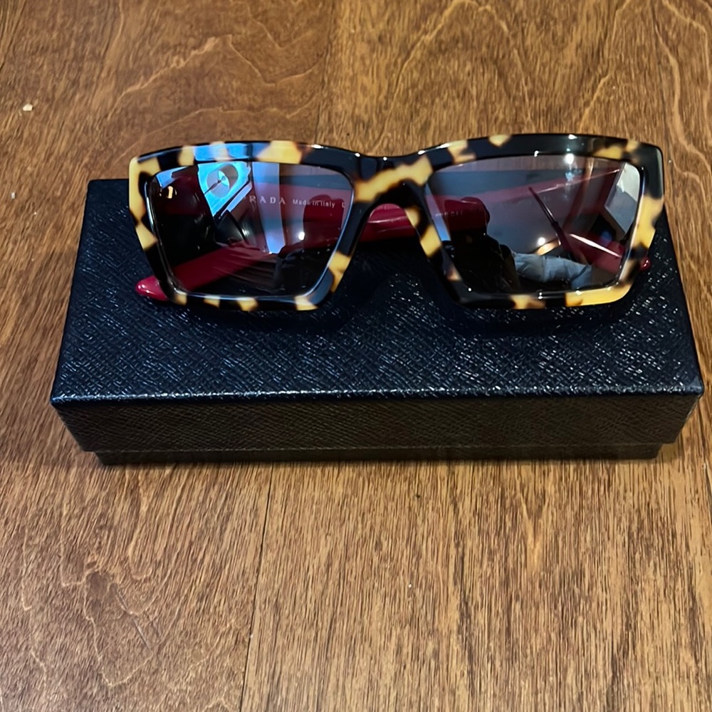 Prada luxury Sunglasses Leopard print front, Red sides